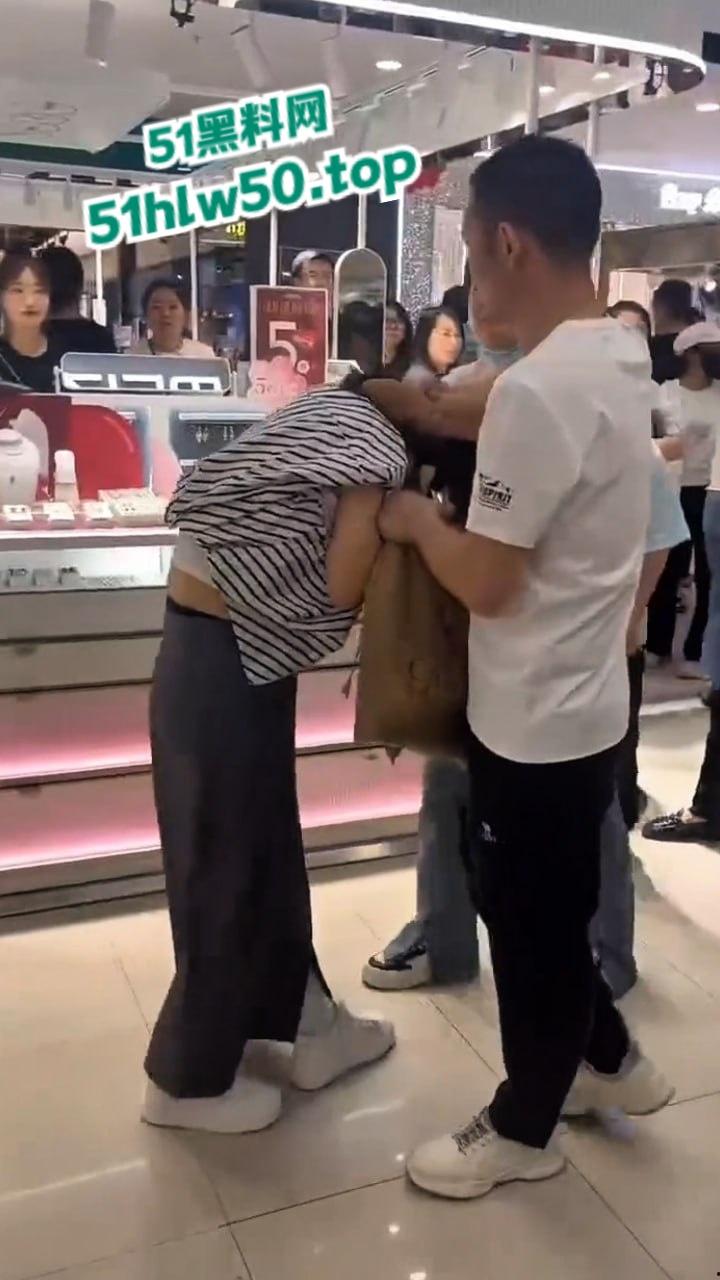 江西小三在商场被原配当场抓现行，上来直接拽头发踹下体，怒扇老婆情夫惹众人围观。  第5张