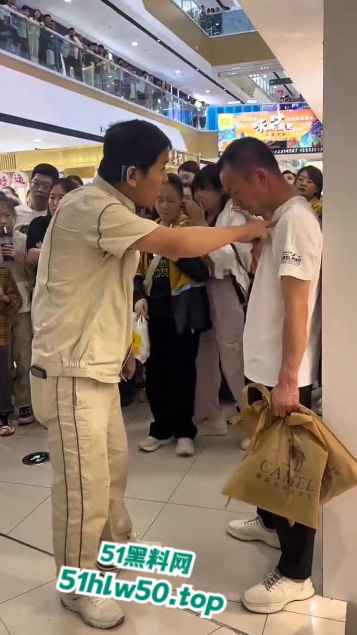 江西小三在商场被原配当场抓现行，上来直接拽头发踹下体，怒扇老婆情夫惹众人围观。  第6张