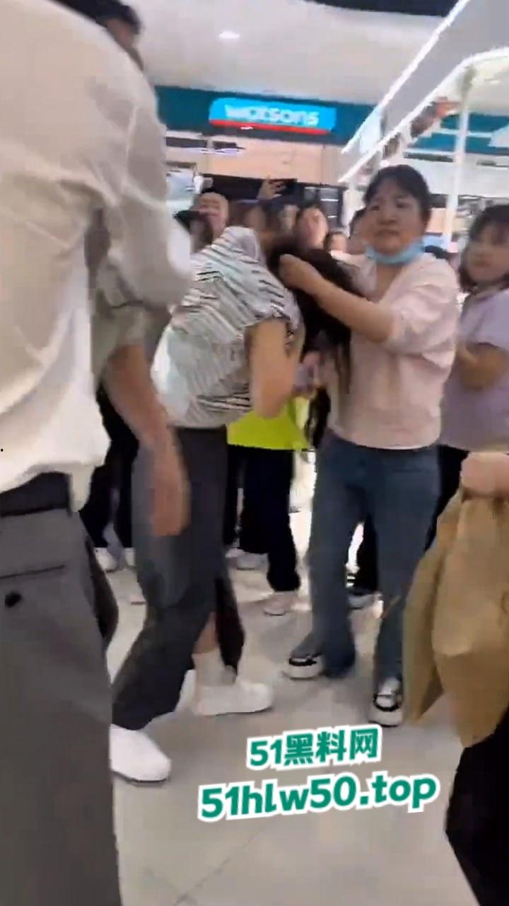 江西小三在商场被原配当场抓现行，上来直接拽头发踹下体，怒扇老婆情夫惹众人围观。  第7张