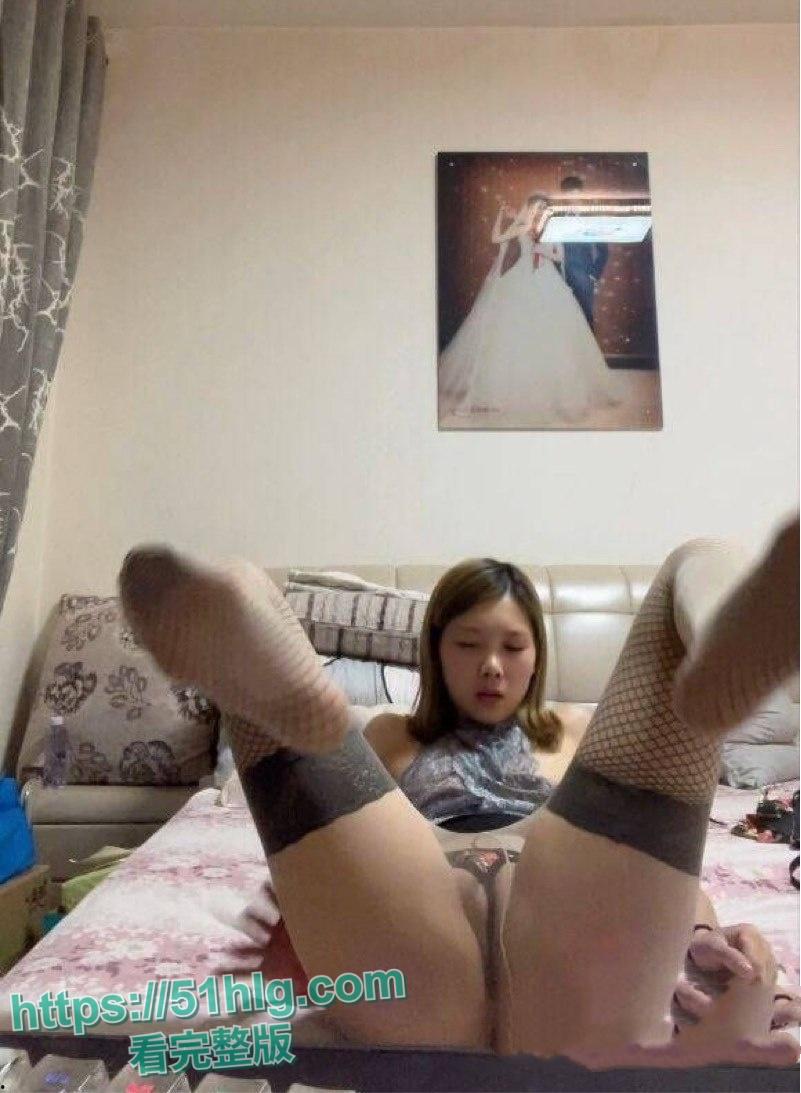 【陕西】淫妻【钟玲】发情记!婚纱照下与炮友裸聊,极品美乳翘臀,骑乘位疯狂扭动,淫叫不断 第9张 【陕西】淫妻【钟玲】发情记!婚纱照下与炮友裸聊,极品美乳翘臀,骑乘位疯狂扭动,淫叫不断 第9张