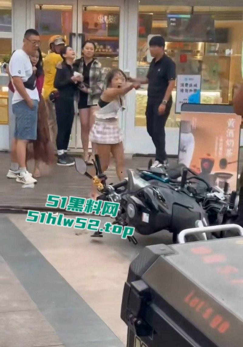 淄博王府井JK铁锤妹妹，怒砸摩托酸辣粉塞排气管还骂街，制服后丁字内裤完全展露，暴走萝莉火爆全网！  第2张