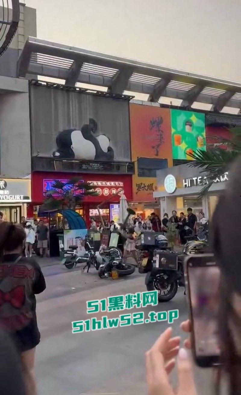 淄博王府井JK铁锤妹妹，怒砸摩托酸辣粉塞排气管还骂街，制服后丁字内裤完全展露，暴走萝莉火爆全网！  第3张