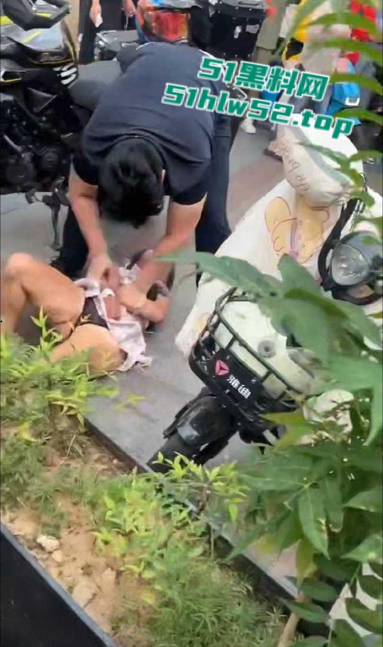 淄博王府井JK铁锤妹妹，怒砸摩托酸辣粉塞排气管还骂街，制服后丁字内裤完全展露，暴走萝莉火爆全网！  第4张