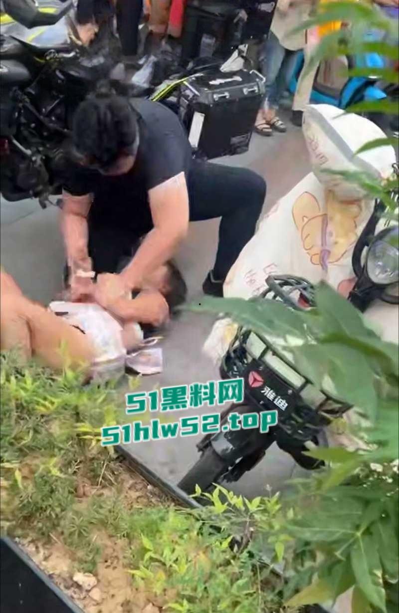 淄博王府井JK铁锤妹妹，怒砸摩托酸辣粉塞排气管还骂街，制服后丁字内裤完全展露，暴走萝莉火爆全网！  第5张