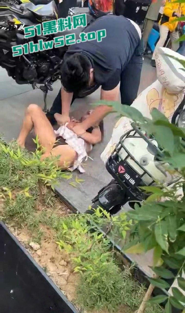 淄博王府井JK铁锤妹妹，怒砸摩托酸辣粉塞排气管还骂街，制服后丁字内裤完全展露，暴走萝莉火爆全网！  第6张