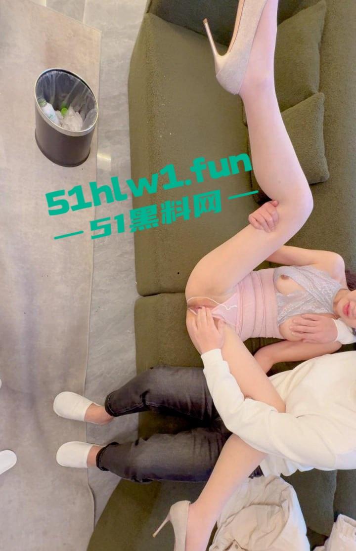 真实3P带着自己老婆和海友一起先吞精再内射，带着极品老婆沉浸式体验3P的暴力美学。  第15张