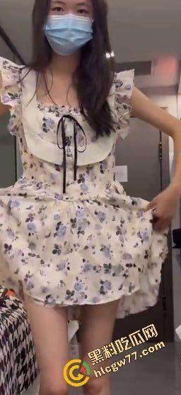 楼下妹子被摄影师约拍，竟然直接让其脱衣服用自慰棒戳B，摄影师这职业竟有这功能？  第1张