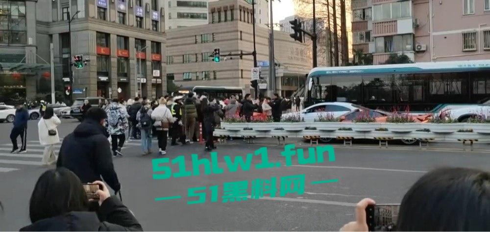 上海富二代武康路撒币现场！跑车当提款机，游客为了抢红包差点把车门拆了！  第1张