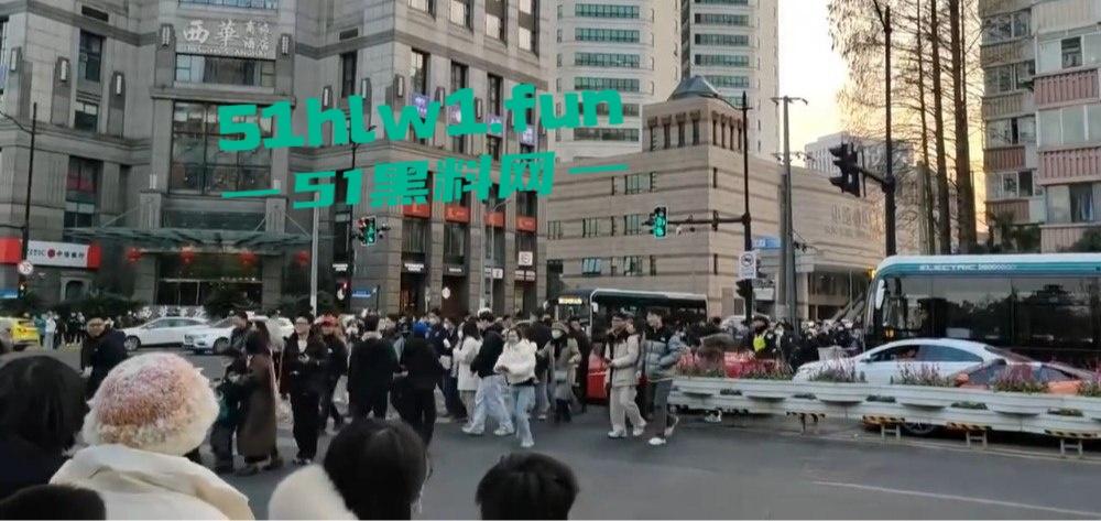 上海富二代武康路撒币现场！跑车当提款机，游客为了抢红包差点把车门拆了！  第2张