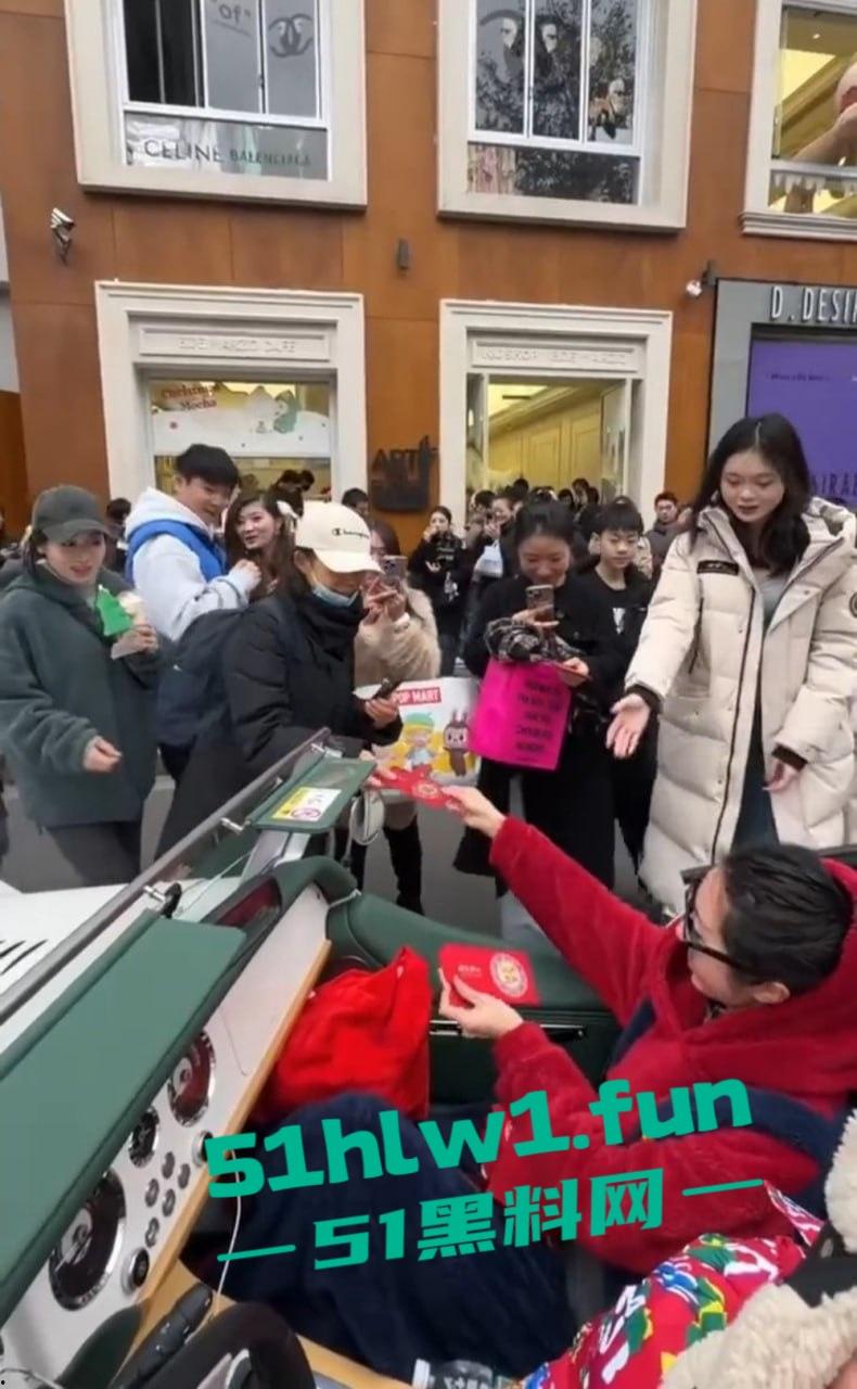 上海富二代武康路撒币现场！跑车当提款机，游客为了抢红包差点把车门拆了！  第3张