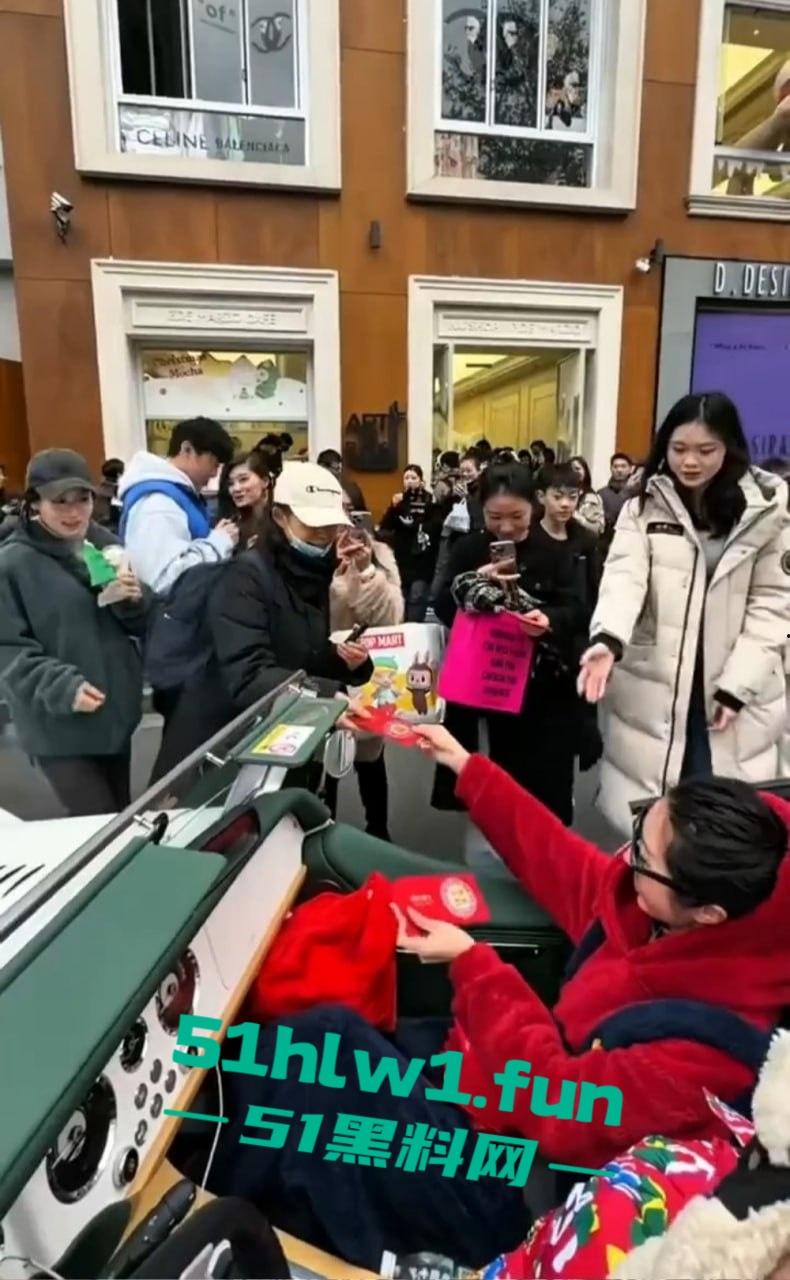 上海富二代武康路撒币现场！跑车当提款机，游客为了抢红包差点把车门拆了！  第4张