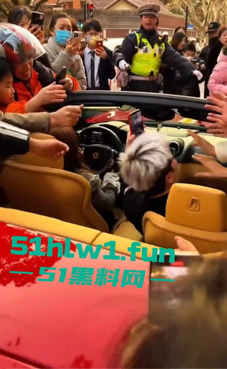 上海富二代武康路撒币现场！跑车当提款机，游客为了抢红包差点把车门拆了！  第5张