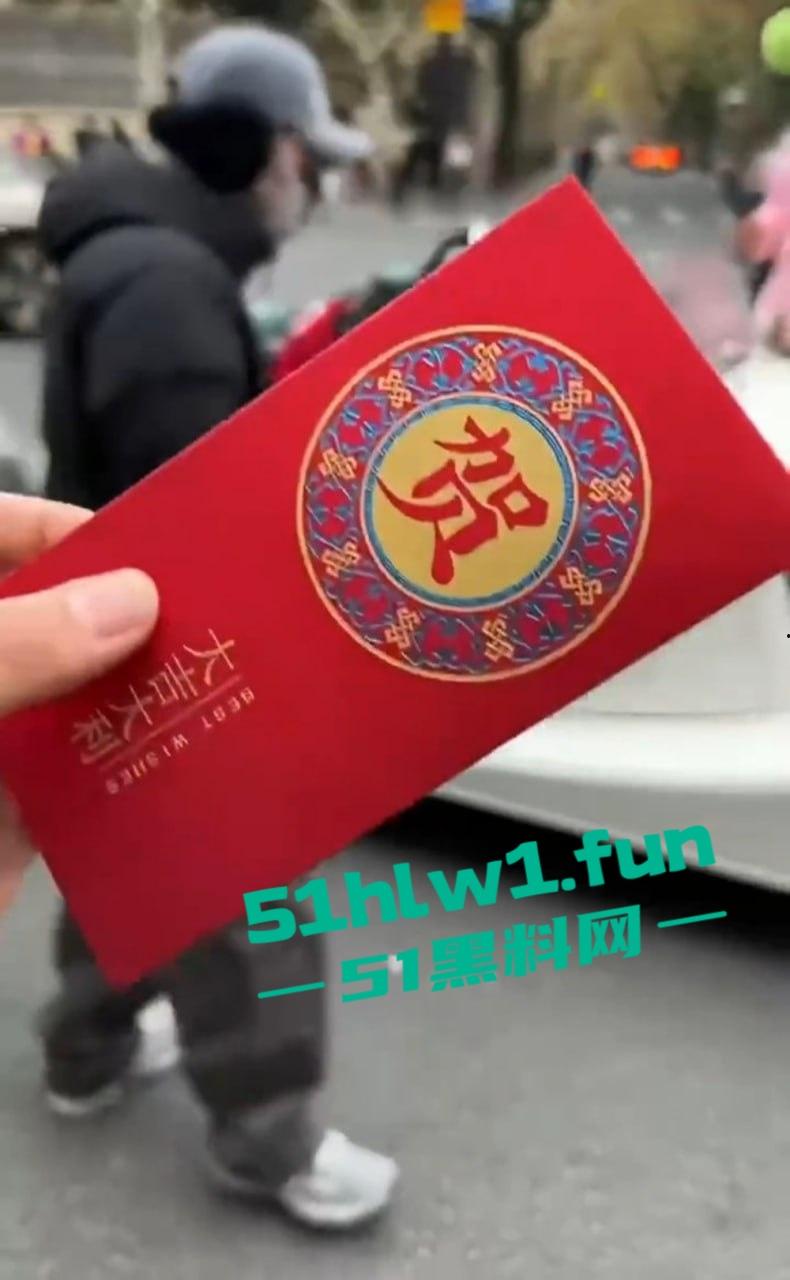 上海富二代武康路撒币现场！跑车当提款机，游客为了抢红包差点把车门拆了！  第6张