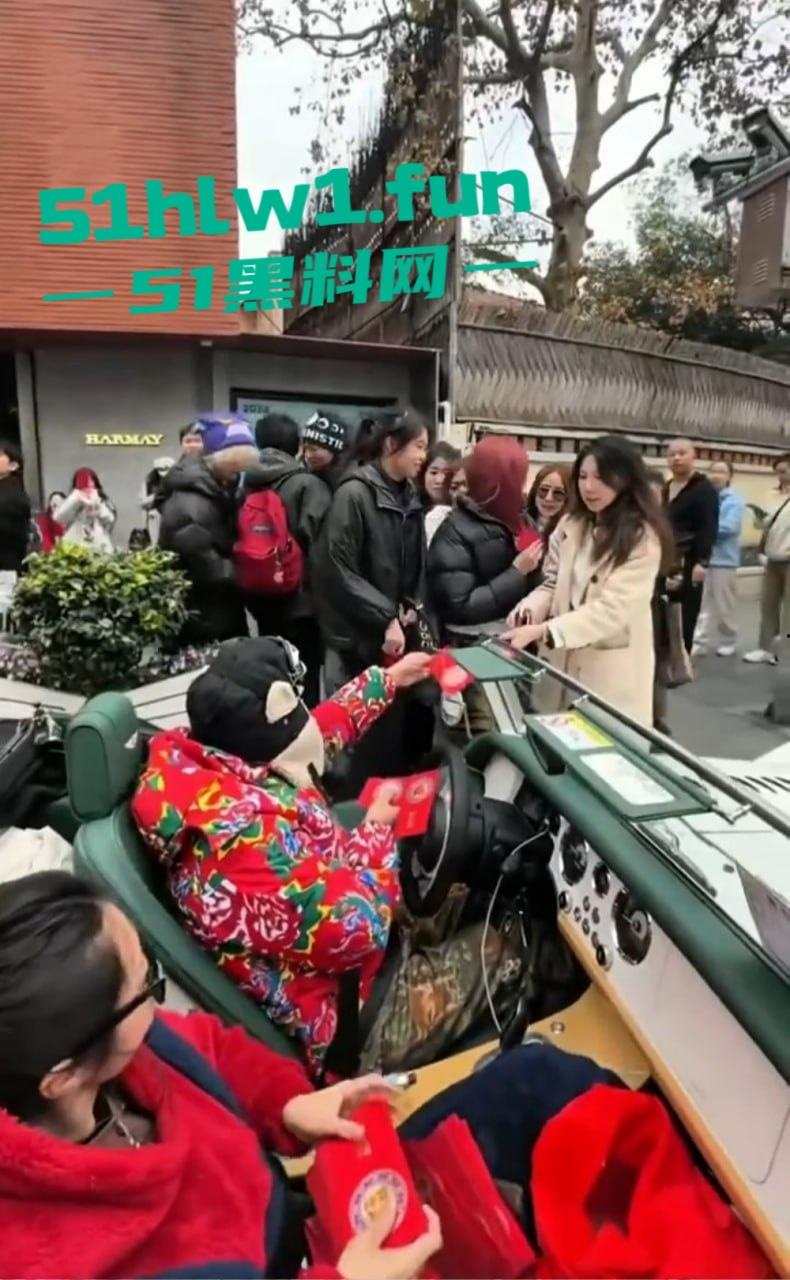 上海富二代武康路撒币现场！跑车当提款机，游客为了抢红包差点把车门拆了！  第7张