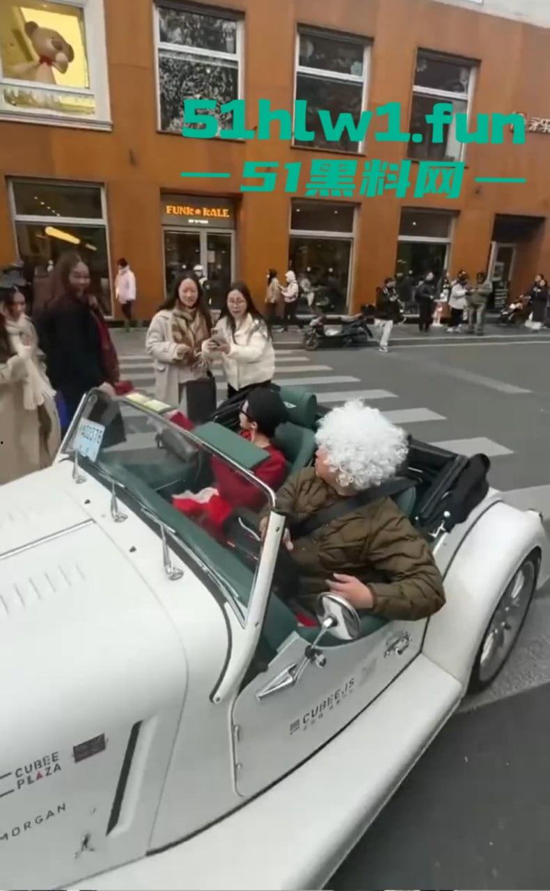 上海富二代武康路撒币现场！跑车当提款机，游客为了抢红包差点把车门拆了！  第8张