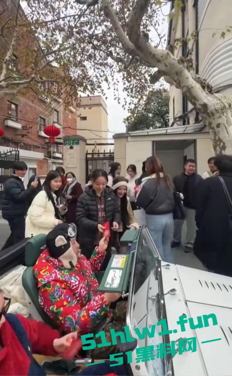 上海富二代武康路撒币现场！跑车当提款机，游客为了抢红包差点把车门拆了！  第9张