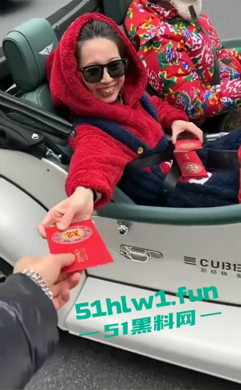 上海富二代武康路撒币现场！跑车当提款机，游客为了抢红包差点把车门拆了！  第11张