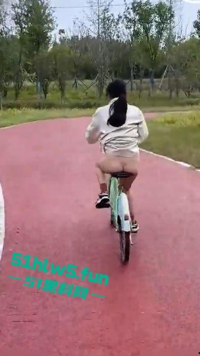 家有娇妻【1】老婆挑战裸体骑单车逛公园，随机抽选一位路人共同交流玩耍。  第4张