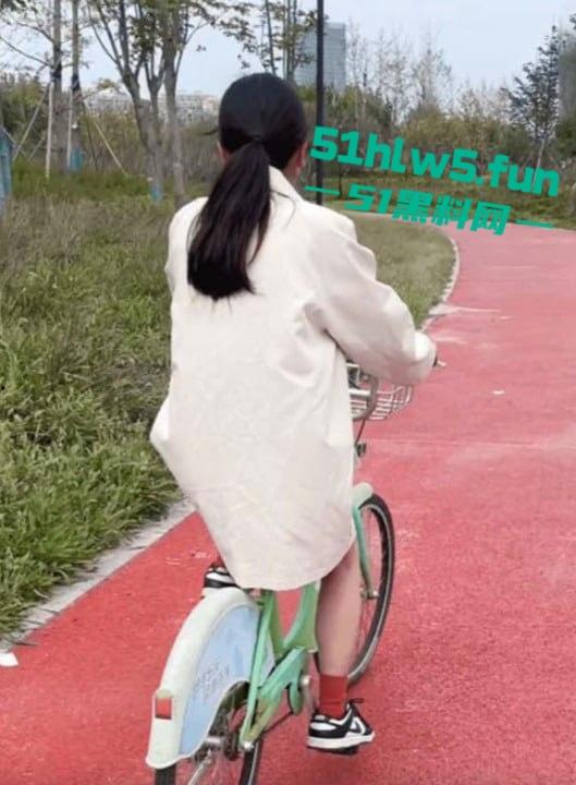 家有娇妻【1】老婆挑战裸体骑单车逛公园，随机抽选一位路人共同交流玩耍。  第7张