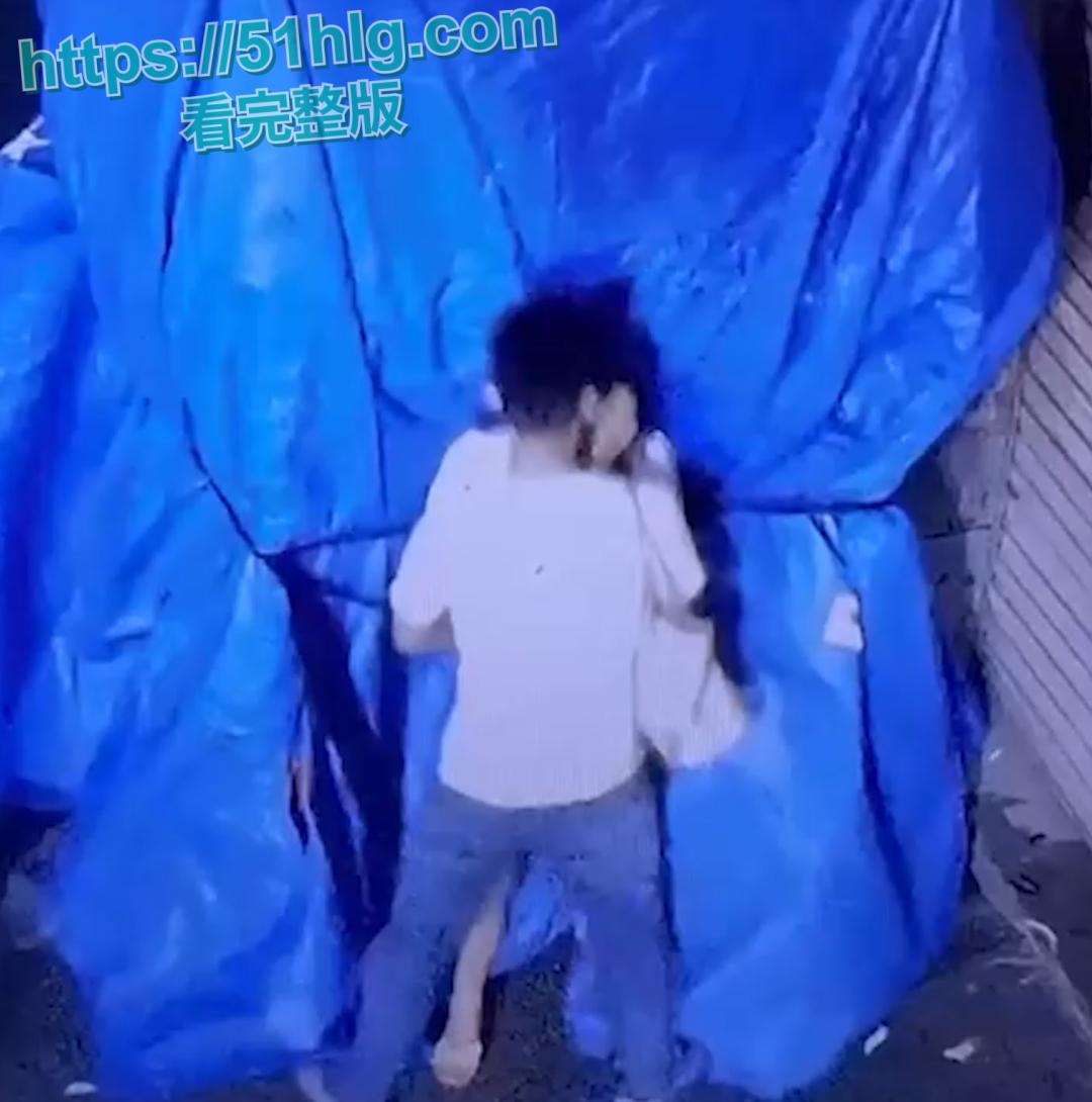 【广州】深夜小区惊现饥渴情侣野战 在监控底下明目张胆上演春宫戏 差点被路过行人发现 玩的就是刺激  第1张