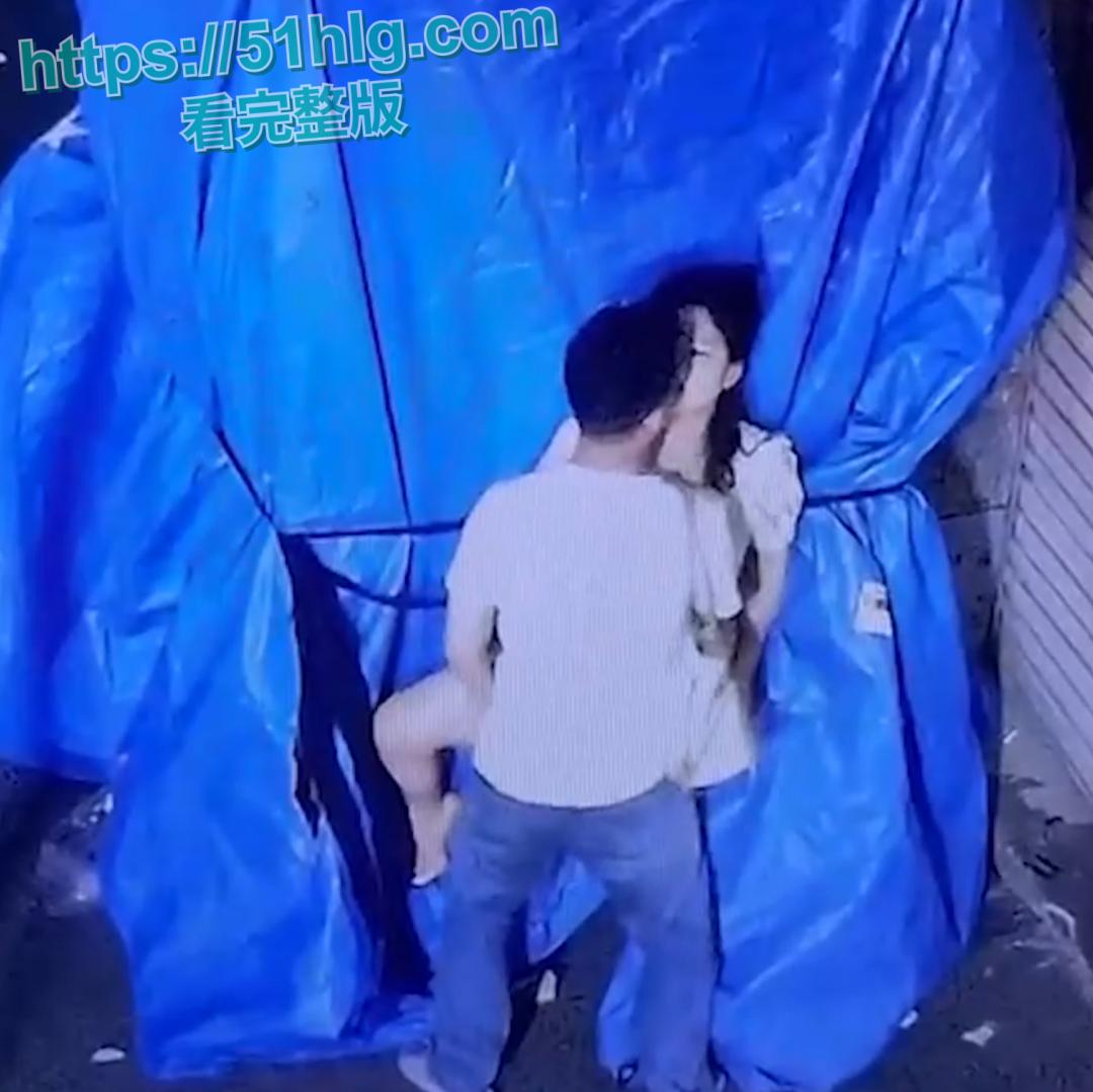 【广州】深夜小区惊现饥渴情侣野战 在监控底下明目张胆上演春宫戏 差点被路过行人发现 玩的就是刺激  第2张