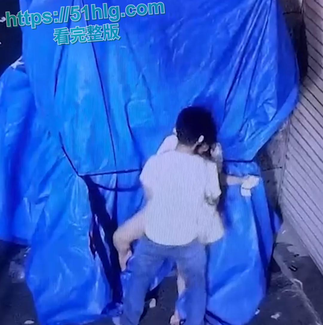 【广州】深夜小区惊现饥渴情侣野战 在监控底下明目张胆上演春宫戏 差点被路过行人发现 玩的就是刺激  第3张