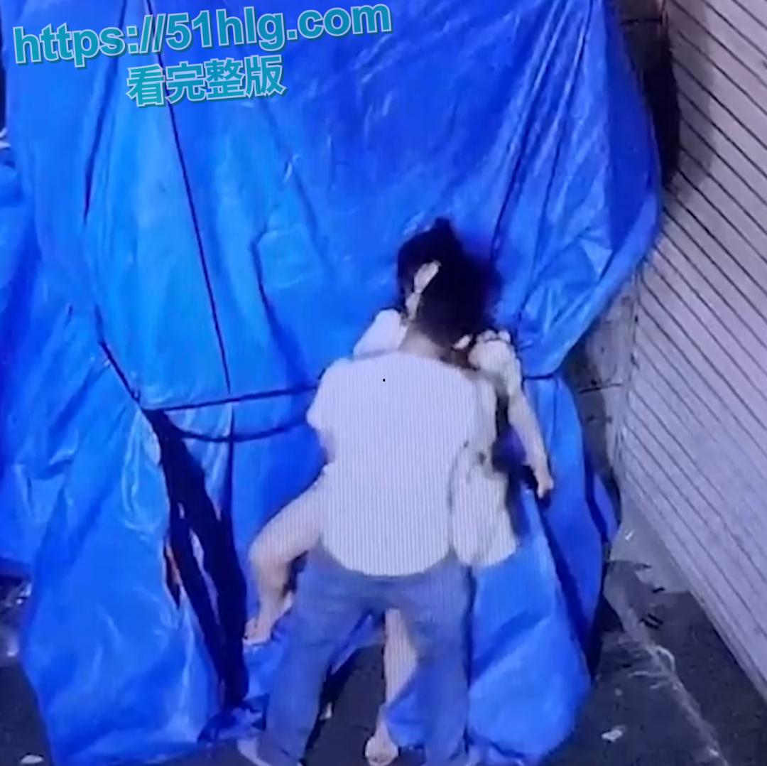 【广州】深夜小区惊现饥渴情侣野战 在监控底下明目张胆上演春宫戏 差点被路过行人发现 玩的就是刺激  第4张