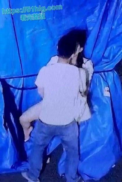 【广州】深夜小区惊现饥渴情侣野战 在监控底下明目张胆上演春宫戏 差点被路过行人发现 玩的就是刺激  第5张