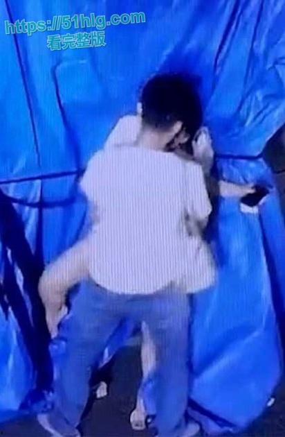 【广州】深夜小区惊现饥渴情侣野战 在监控底下明目张胆上演春宫戏 差点被路过行人发现 玩的就是刺激  第6张