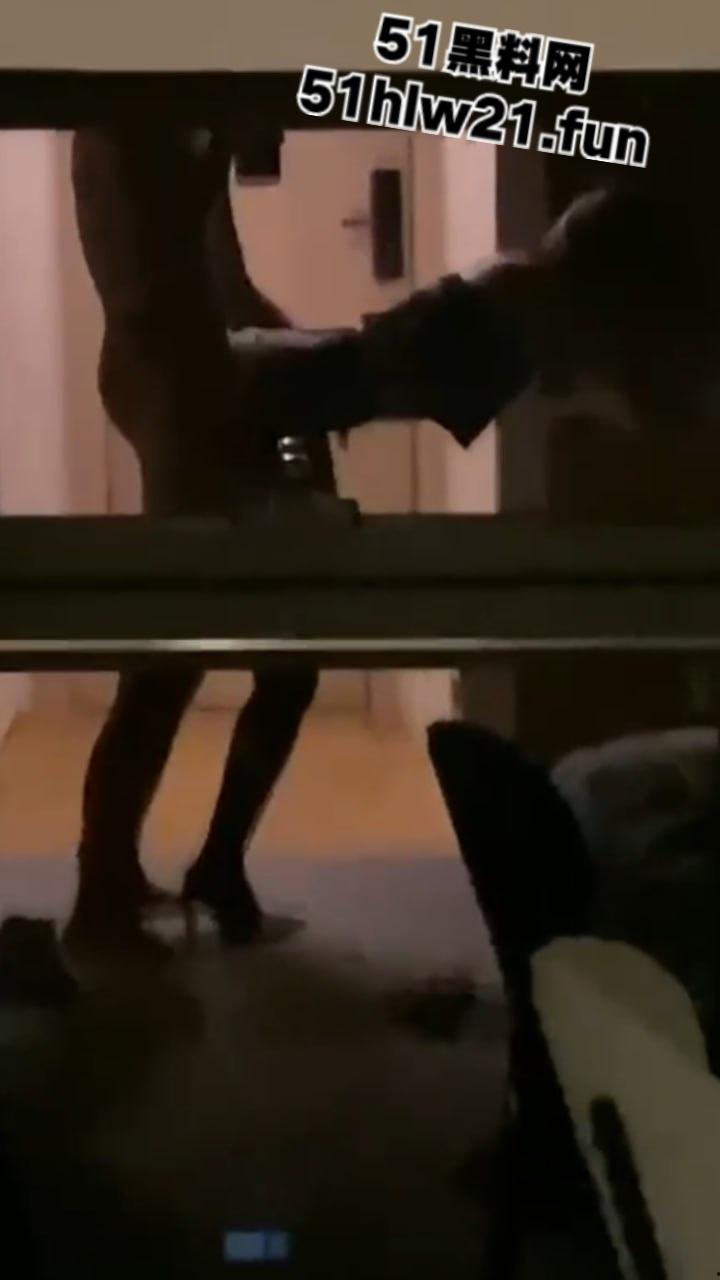 杭州性感母狗【王晓冰】身材超赞的长腿女神，纤细高挑的模特酮体让多少人沦陷其中，做爱视频流出。  第2张