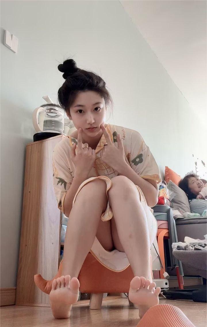 【抖音】微胖高颜值网红 小佳甜心 火辣自拍 秀美脚长腿 诱惑红唇 撩人身材一秒吸睛 第5张 【抖音】微胖高颜值网红 小佳甜心 火辣自拍 秀美脚长腿 诱惑红唇 撩人身材一秒吸睛 第5张