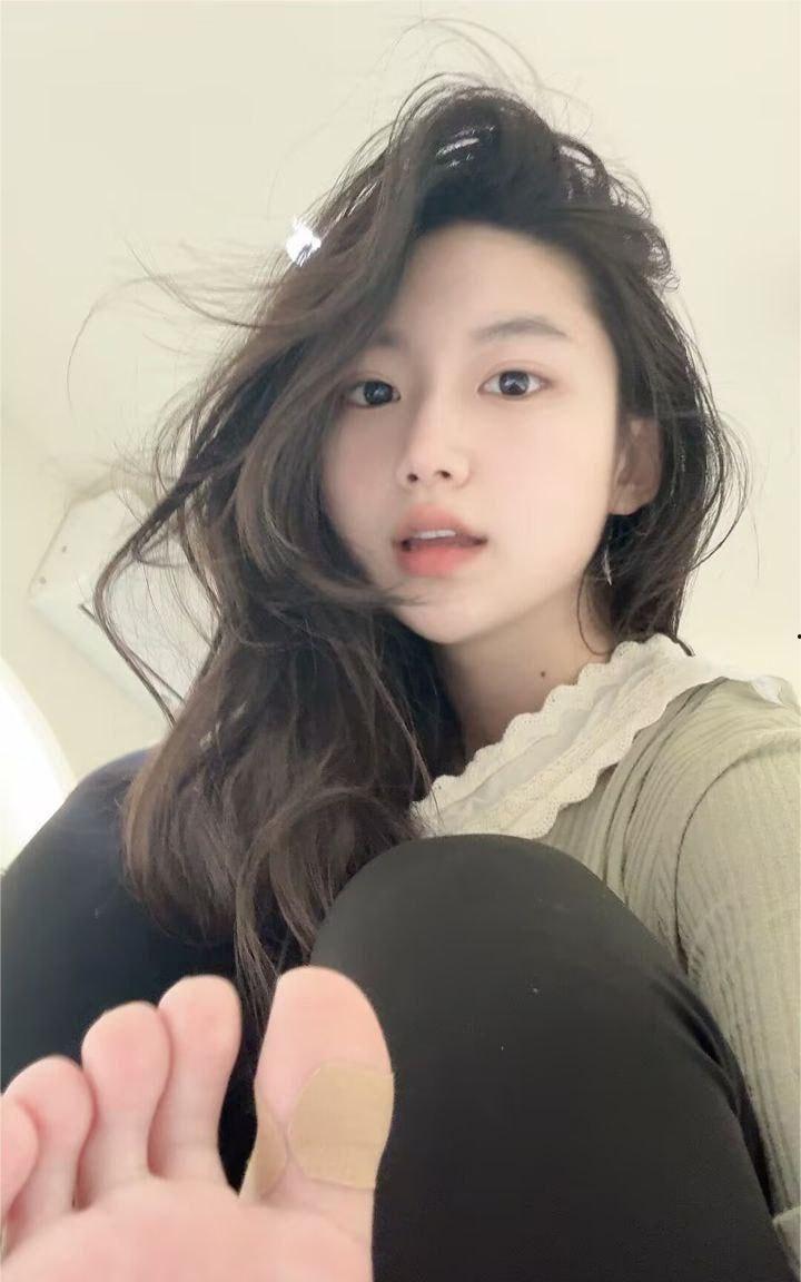 【抖音】微胖高颜值网红 小佳甜心 火辣自拍 秀美脚长腿 诱惑红唇 撩人身材一秒吸睛 第6张 【抖音】微胖高颜值网红 小佳甜心 火辣自拍 秀美脚长腿 诱惑红唇 撩人身材一秒吸睛 第6张