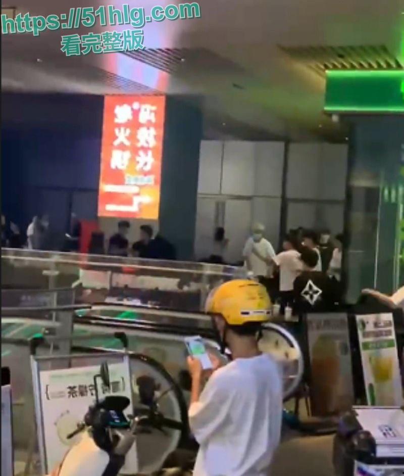 【四川成都】万达广场内多名精神小伙上演现实版古惑仔 吃饭发生冲突 双方人马激烈火拼 桌椅板凳齐上阵  第1张