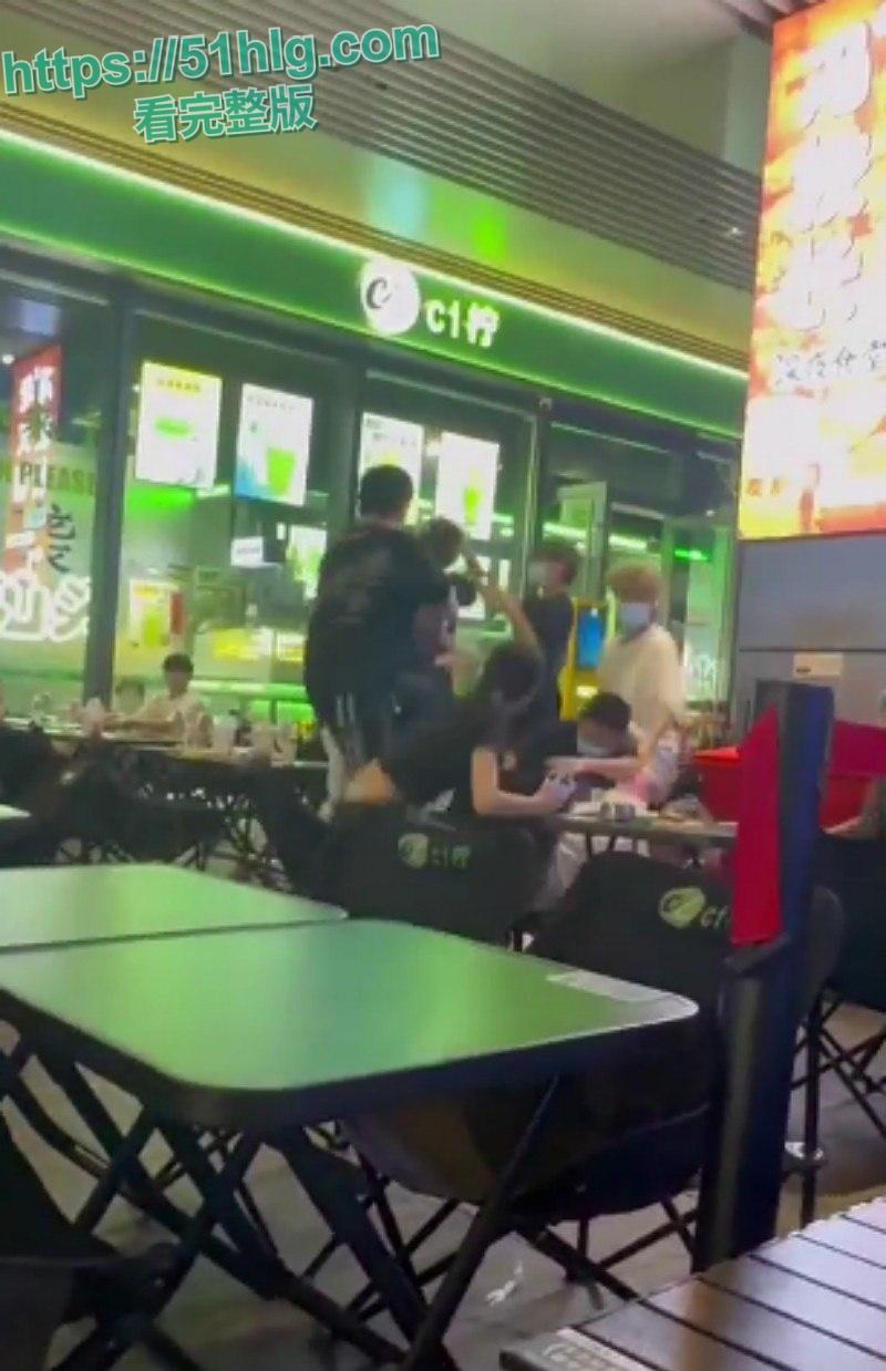 【四川成都】万达广场内多名精神小伙上演现实版古惑仔 吃饭发生冲突 双方人马激烈火拼 桌椅板凳齐上阵  第2张