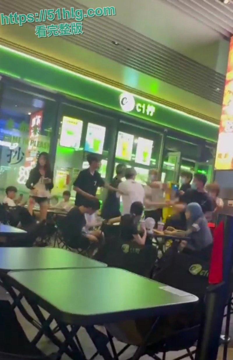 【四川成都】万达广场内多名精神小伙上演现实版古惑仔 吃饭发生冲突 双方人马激烈火拼 桌椅板凳齐上阵  第3张