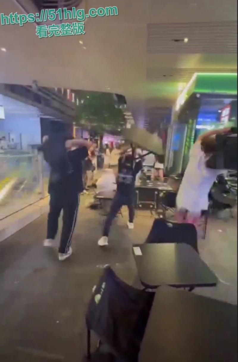 【四川成都】万达广场内多名精神小伙上演现实版古惑仔 吃饭发生冲突 双方人马激烈火拼 桌椅板凳齐上阵  第4张