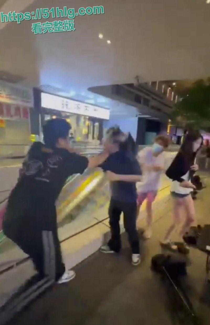 【四川成都】万达广场内多名精神小伙上演现实版古惑仔 吃饭发生冲突 双方人马激烈火拼 桌椅板凳齐上阵  第5张