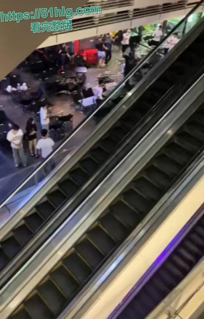 【四川成都】万达广场内多名精神小伙上演现实版古惑仔 吃饭发生冲突 双方人马激烈火拼 桌椅板凳齐上阵  第6张