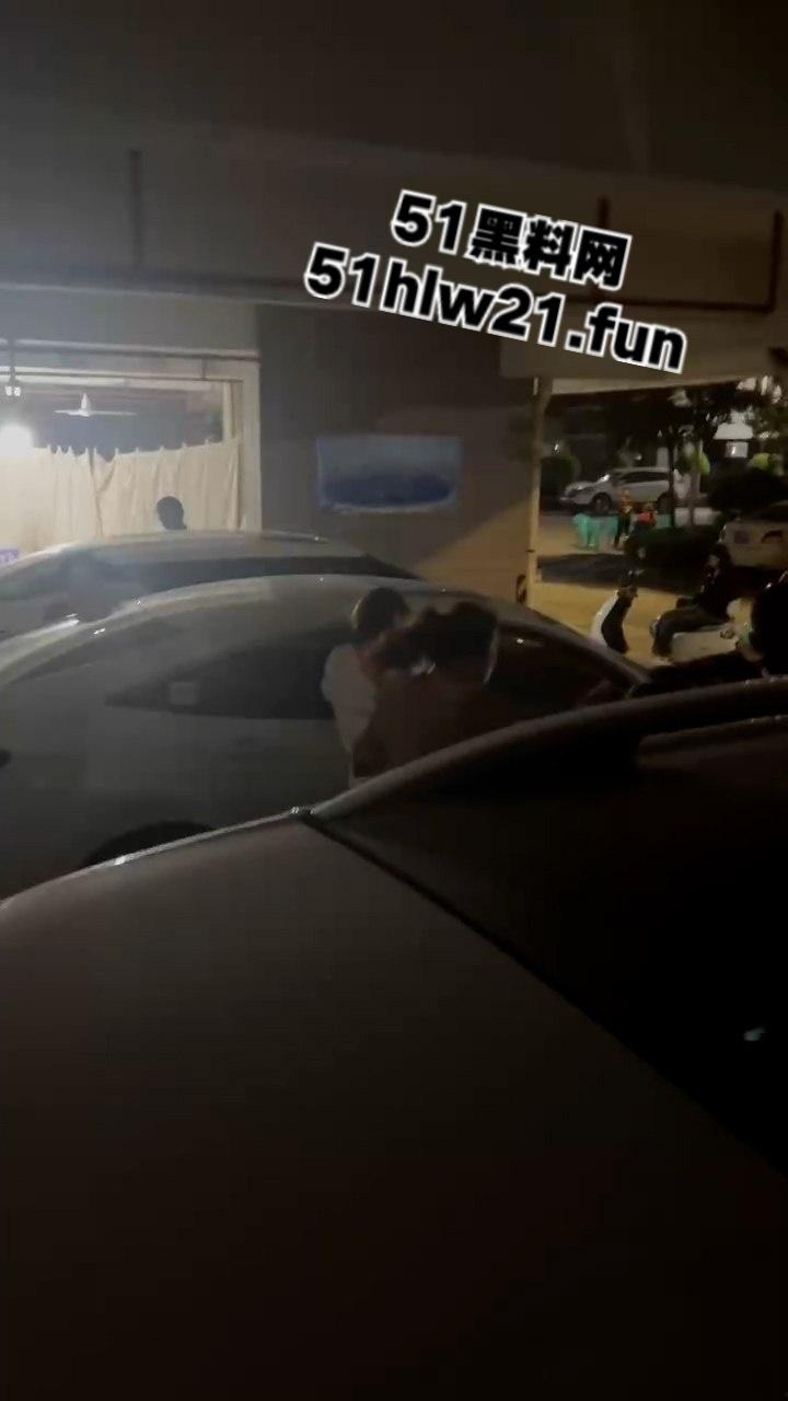 广东无耻小三女偷腥卖骚勾引男人，被原配当街扇脸暴揍，拎着头发让大家好好欣赏这张骚脸。  第1张