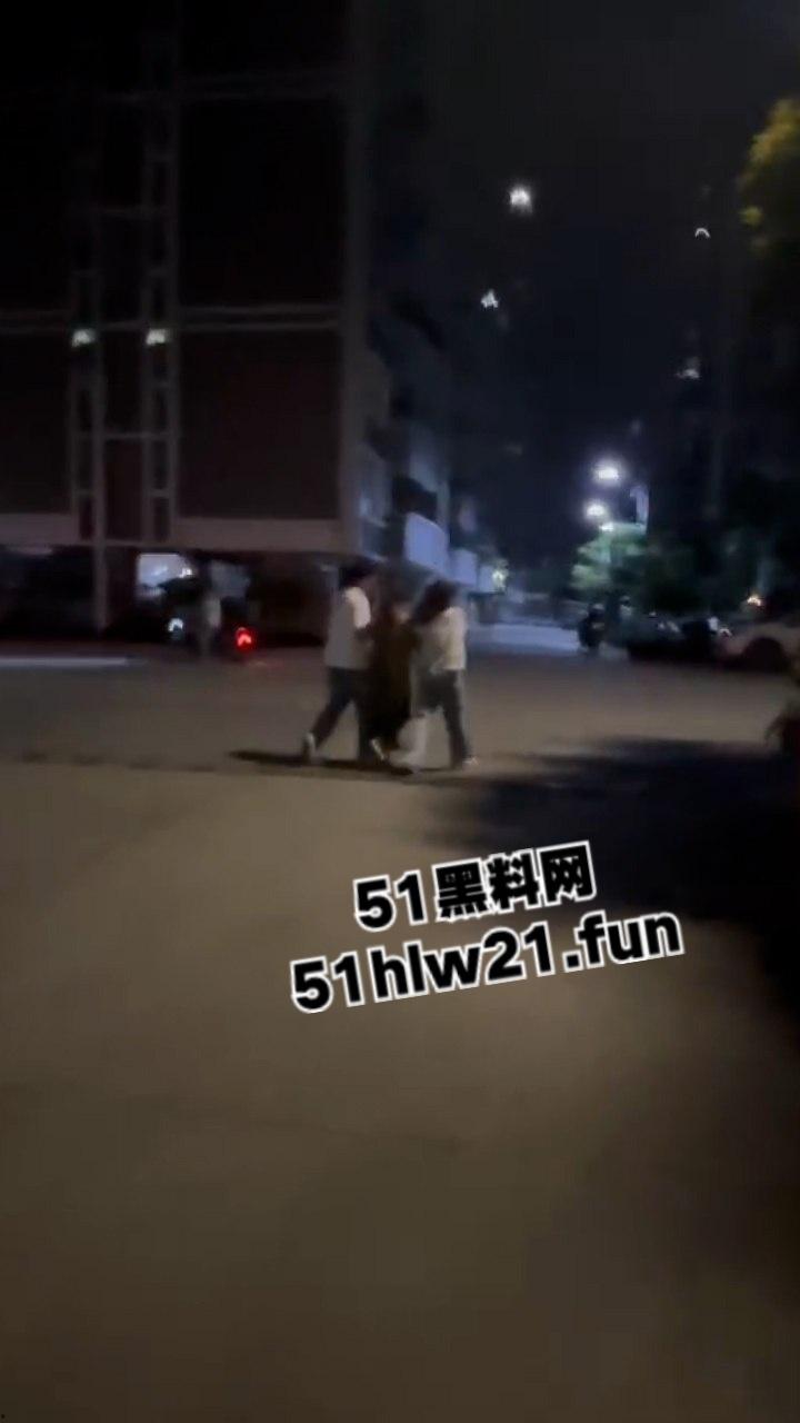 广东无耻小三女偷腥卖骚勾引男人，被原配当街扇脸暴揍，拎着头发让大家好好欣赏这张骚脸。  第3张