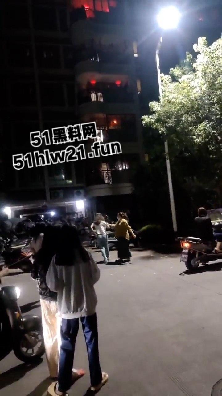 广东无耻小三女偷腥卖骚勾引男人，被原配当街扇脸暴揍，拎着头发让大家好好欣赏这张骚脸。  第6张