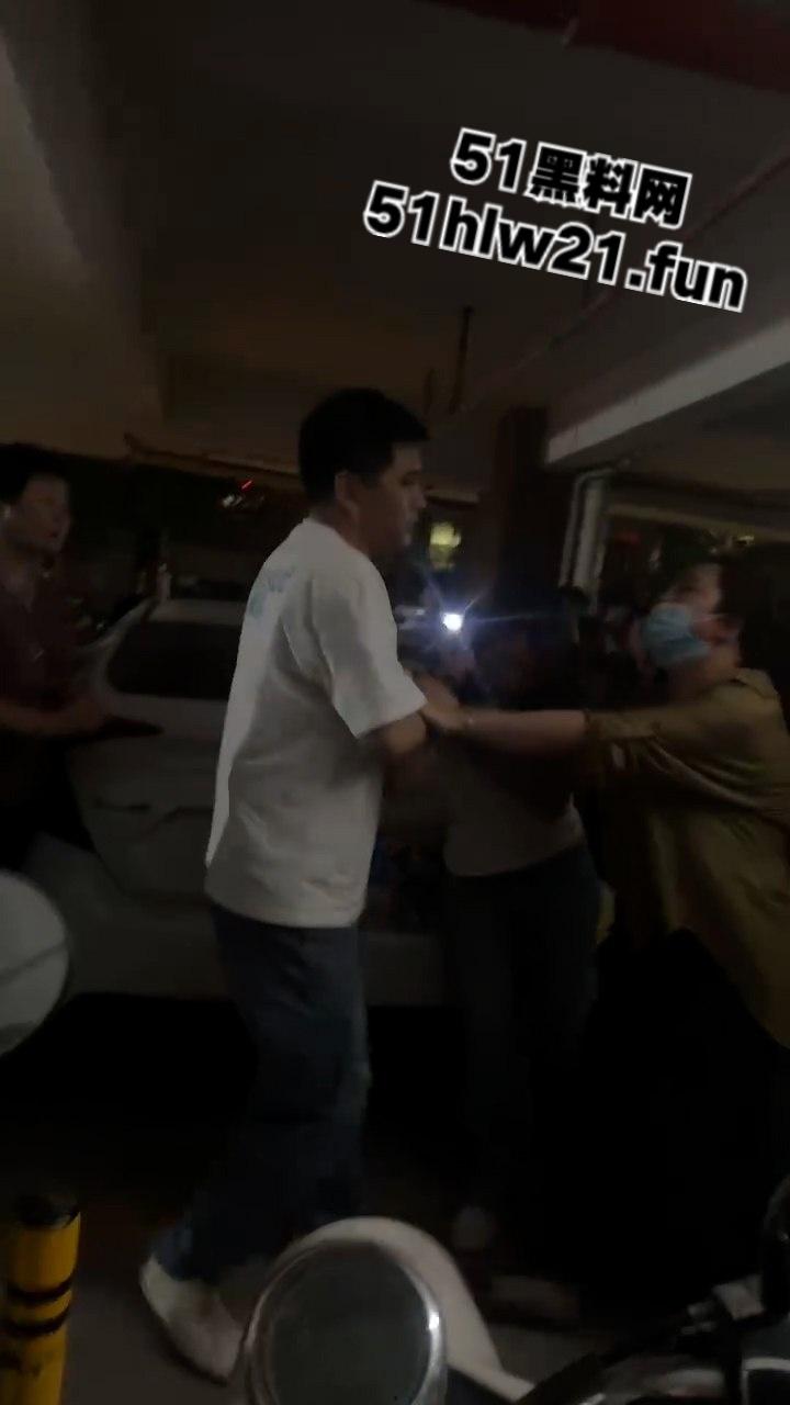 广东无耻小三女偷腥卖骚勾引男人，被原配当街扇脸暴揍，拎着头发让大家好好欣赏这张骚脸。  第7张