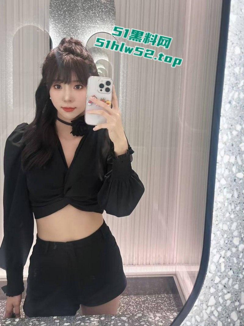 广东中山极品车模【高雅雯】为淘金放弃尊严毫无底线，甘愿沦为金主精盆供其肆意发泄使用！  第1张