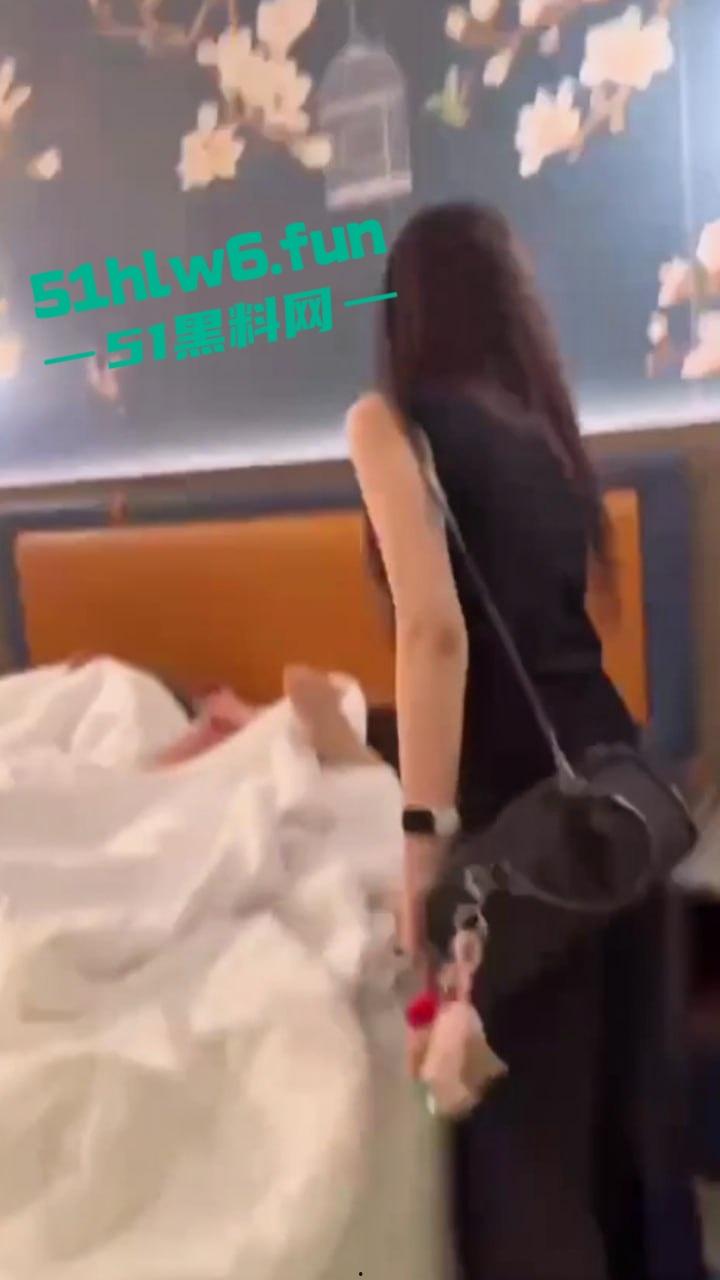 湾湾捉奸现场，台妹的性格是真好把男友和闺蜜捉奸在床，这样高颜值的闺蜜是真的太危险。  第2张