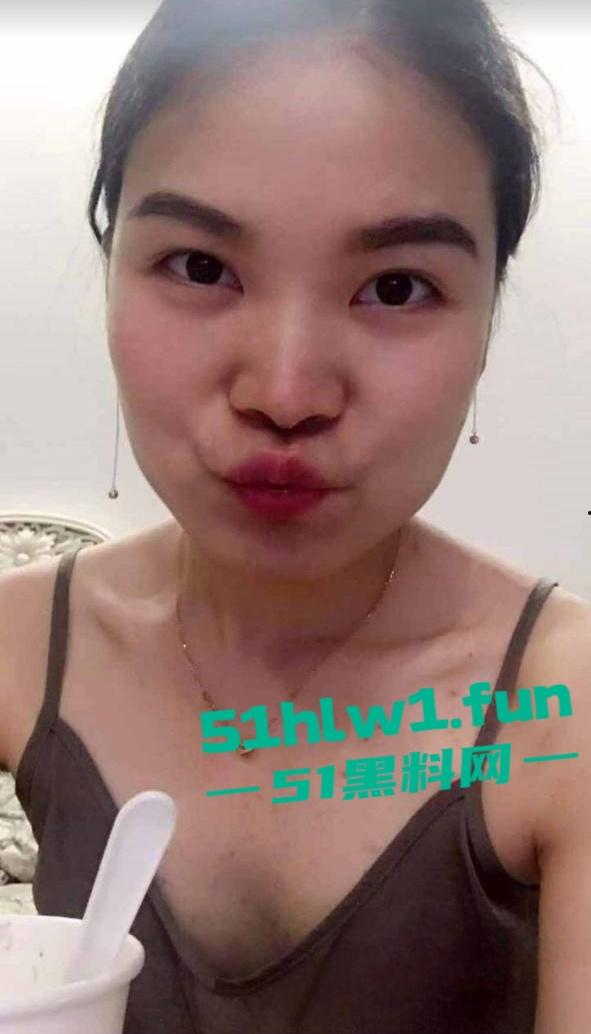 重庆反差熟女人妻【李沐嵘】与炮友的大量裸照流出,平日里贤妻良母私底下非常淫荡。 第4张 重庆反差熟女人妻【李沐嵘】与炮友的大量裸照流出,平日里贤妻良母私底下非常淫荡。 第4张