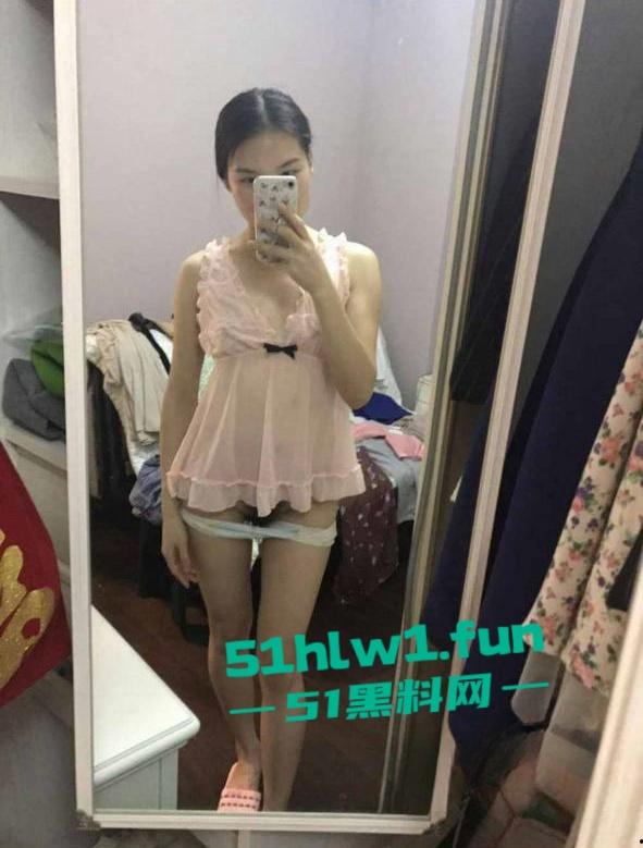 重庆反差熟女人妻【李沐嵘】与炮友的大量裸照流出,平日里贤妻良母私底下非常淫荡。 第14张 重庆反差熟女人妻【李沐嵘】与炮友的大量裸照流出,平日里贤妻良母私底下非常淫荡。 第14张