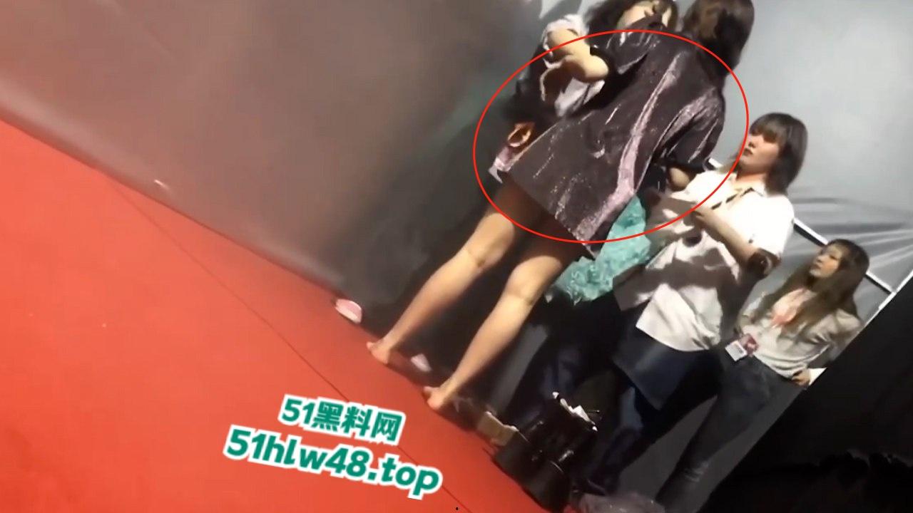 韩女团成员【李承利】后台换衣服被私生饭偷拍,骚奶全露还被同事捏屁股! 第4张 韩女团成员【李承利】后台换衣服被私生饭偷拍,骚奶全露还被同事捏屁股! 第4张