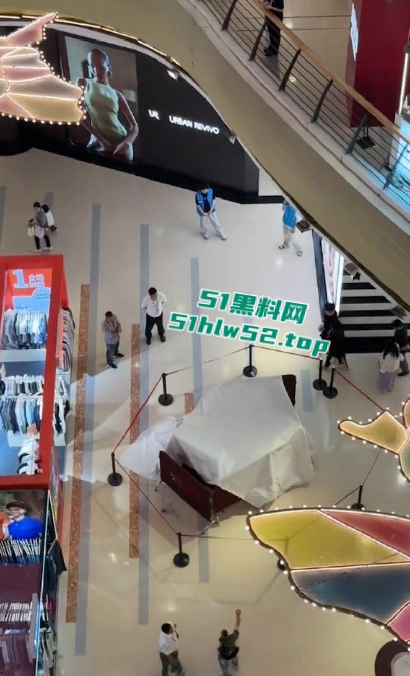 江苏扬州京华城商场内,女子跳楼轻生真相暴漏竟是与男友买奶茶发生分歧,一时冲动跳楼结束了生命! 第4张 江苏扬州京华城商场内,女子跳楼轻生真相暴漏竟是与男友买奶茶发生分歧,一时冲动跳楼结束了生命! 第4张