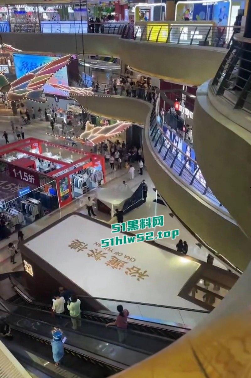 江苏扬州京华城商场内,女子跳楼轻生真相暴漏竟是与男友买奶茶发生分歧,一时冲动跳楼结束了生命! 第5张 江苏扬州京华城商场内,女子跳楼轻生真相暴漏竟是与男友买奶茶发生分歧,一时冲动跳楼结束了生命! 第5张