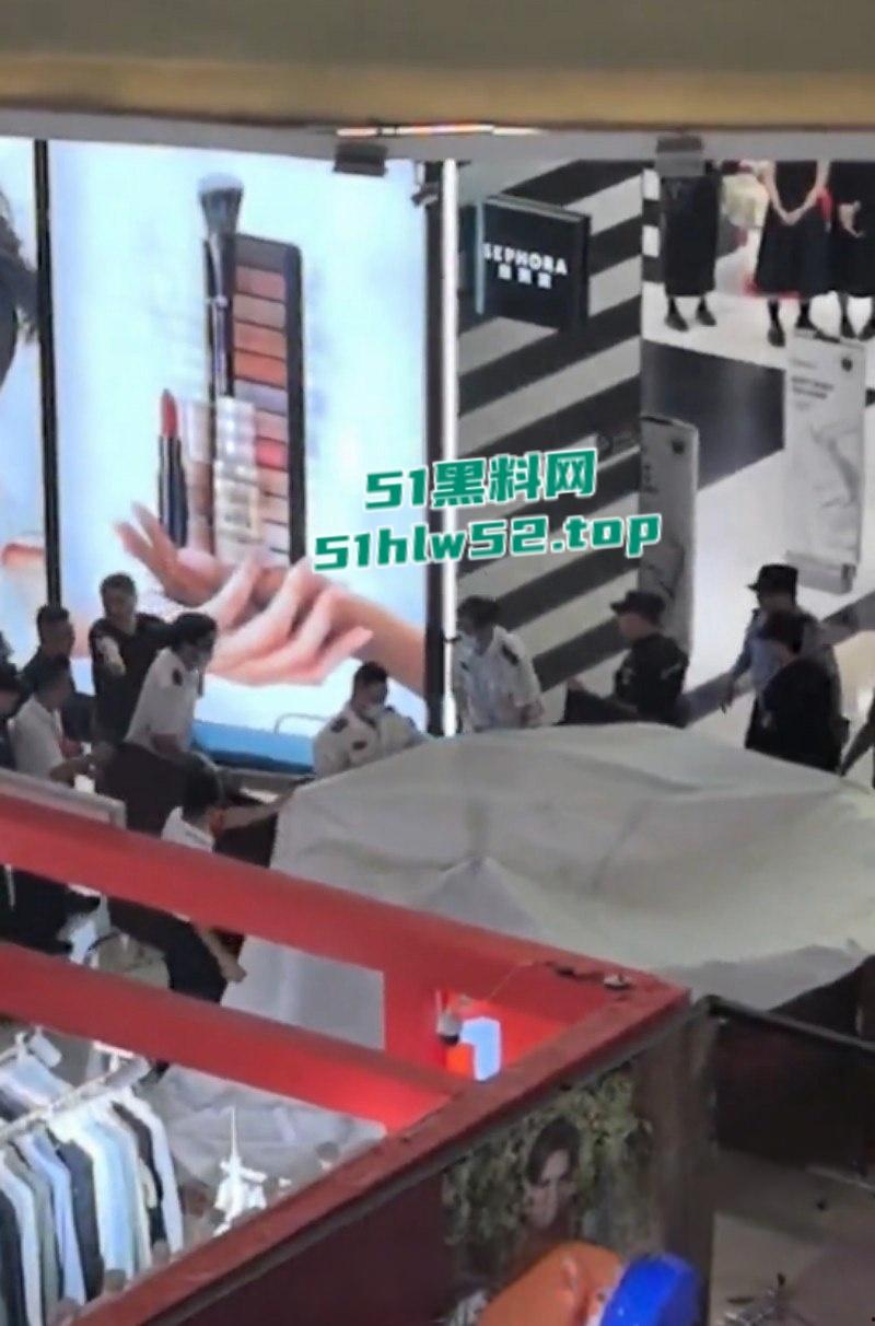 江苏扬州京华城商场内,女子跳楼轻生真相暴漏竟是与男友买奶茶发生分歧,一时冲动跳楼结束了生命! 第6张 江苏扬州京华城商场内,女子跳楼轻生真相暴漏竟是与男友买奶茶发生分歧,一时冲动跳楼结束了生命! 第6张